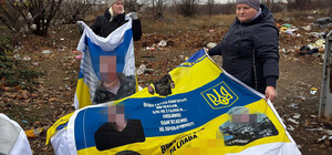 В Кривом Роге волонтеры нашли на помойке мешки с флагами с портретами защитников