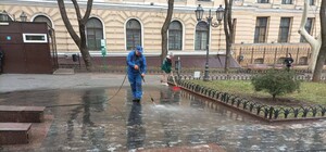 В Одессе запятнали белой краской плитку в Городском саду