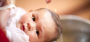 Получи ответ: можно ли брать крестными ребенка настоящую пару