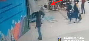 В киевском ТЦ обрушилась витрина: пострадала несовершеннолетняя