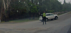 В Запорожье водитель Nissan проигнорировал минуту молчания: что ему угрожает