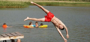 В Днепре мужчина после ссоры с женщиной разбил авто и прыгнул в реку