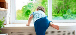 В Харькове полицейские сняли ребенка с окна шестого этажа (видео)