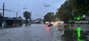 Смертельное ненастье в Одессе: девять погибших, среди них ребенок и сотрудница Укрзализныци