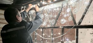 Станции Харьковского метрополитена украшают к рождественским и новогодним праздникам (фото)