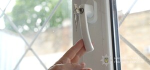 В Одесі з вікна багатоповерхівки випав трирічний малюк: що з дитиною