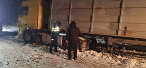 В Одесской области из-за непогоды застряла фура: на помощь пришли полицейские и фермеры