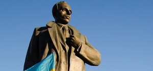 Росія атакувала пам'ятник Степанові Бандері у Львові: відео