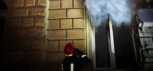 В центре Одессы горела квартира: пострадала женщина, среди спасенных ребенок