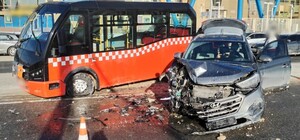 В Харькове столкнулись пассажирский автобус и автомобиль