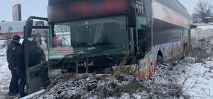 Біля Львова потрапив у ДТП рейсовий автобус: фото