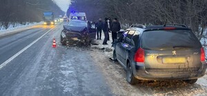 У селищі Івано-Франкове зіткнулися автомобілі, є травмовані: фото з місця ДТП 