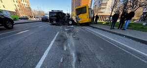 Смертельна ДТП з маршруткою в Одесі: військовий на бусі зіштовхнувся з автобусом, є загибла та постраждалі