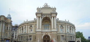 Стартует Одесский кинофестиваль: возле Оперного уже расстелили дорожку, а в центре перекрывают дороги