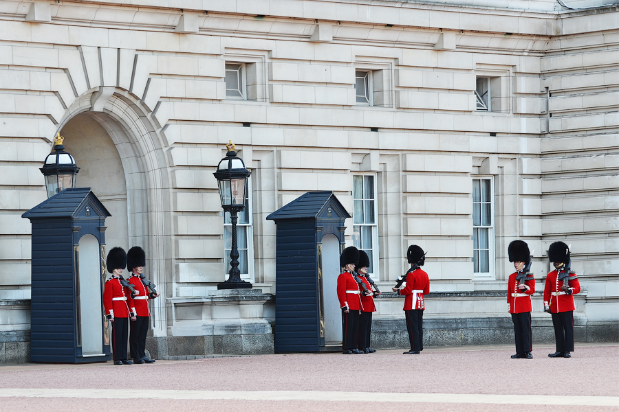 Справочник - 1 - Смена караула перед Букингемским дворцом | Charning the Guard