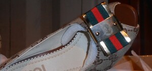 В Одессе сожгли несколько тысяч пар туфель Gucci