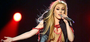 Киевлянка купила у певицы Alyosha платье из клипа за 320 долларов