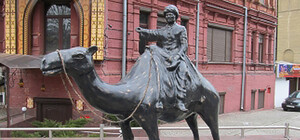 Коллекция звериных скульптур в Днепре пополнилась железным верблюдом