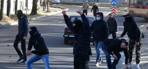 У Львові праворадикали закидали камінням представників ЛГБТ та поліцію (відео)