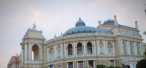 Актеры, музыка и веселье: театралы прошлись маршем по Одессе