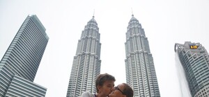 Автостоп на тракторе и медитации в буддистском храме: как харьковские молодожены отправились в кругосветку