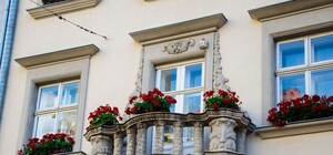 Обережніше на вулицях: у Львові на голову дівчини впав шматок балкону