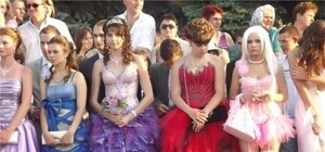 Секси-фея и барби в чулках: самые нелепые платья выпускниц за последние годы