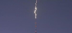 Молния попала в телевышку, а центр города затопило: киевляне показали фото и видео вчерашней грозы в столице