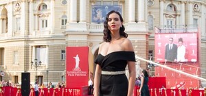 Самые удачные образы красной дорожки: ТОП-10 нарядов с закрытия ОМКФ