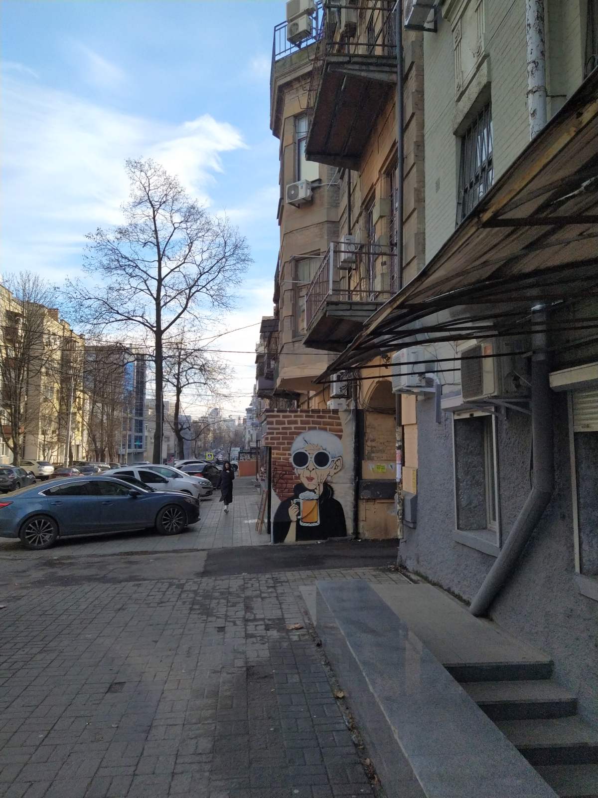 Законодательница моды с бокалом пива: в центре города появился необычный мурал